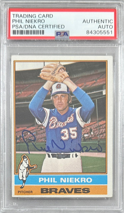 Phil Niekro auto card 1976 Topps #435MLB Atlanta Braves PSA Encapsulated